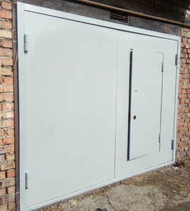 Гаражные металлические распашные ворота: надежная защита и стиль для вашего автомобиля Гаражные металлические распашные ворота