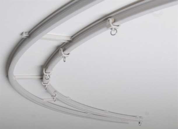 1. Гибкие пластиковые карнизы