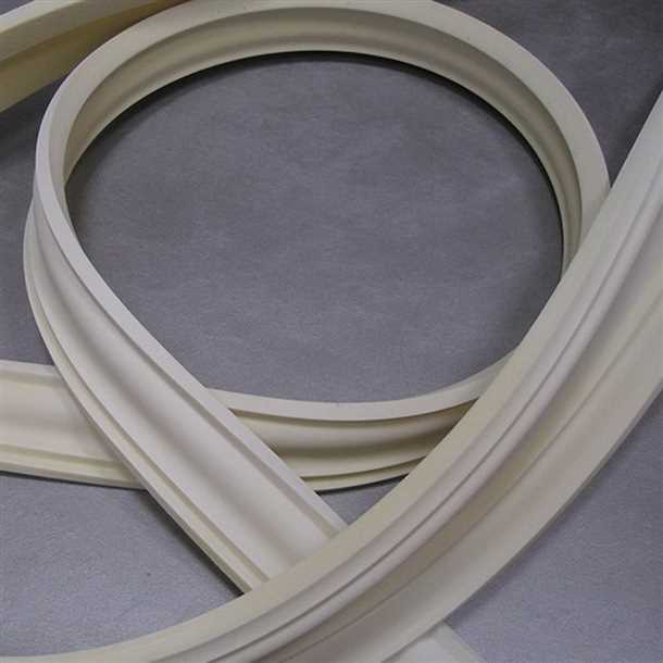 Сравнение гибкого и обычного потолочного плинтуса