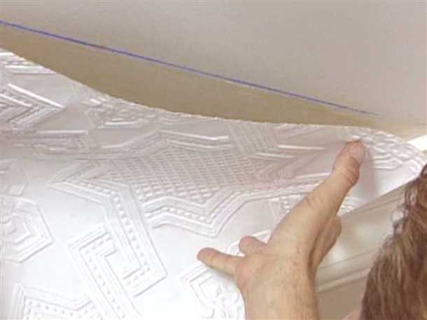 Основные принципы при клейке обоев на потолке