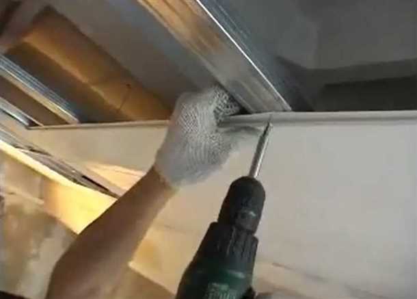 1. Очистка поверхности потолка