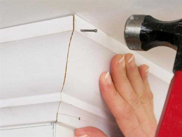 Как крепить плинтус потолочный