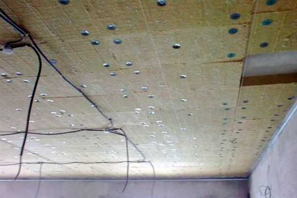 2. Как правильно закрепить утеплитель к потолку?