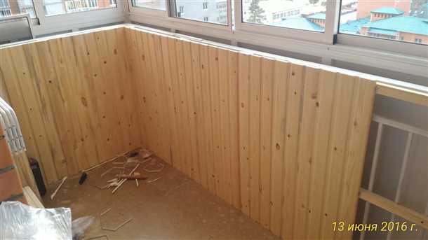 Примеры обшивки балкона вагонкой своими руками