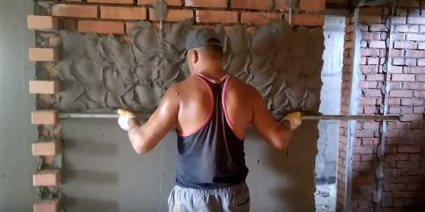 Отделка и ремонт после оштукатуривания кирпичного гаража