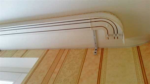 Как повесить потолочный карниз