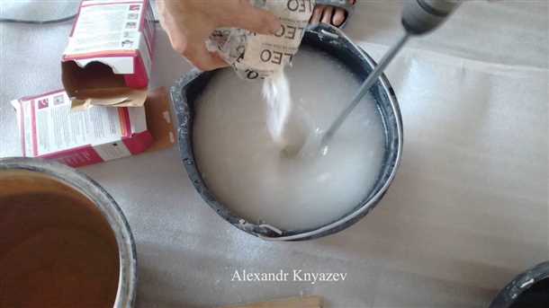 Нанесение клея на обои