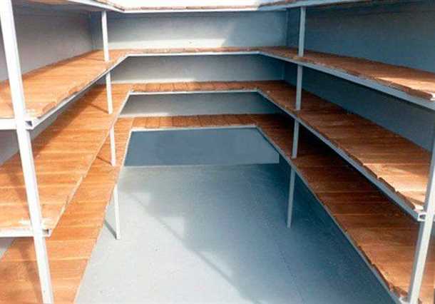 Особенности хранения продуктов на полках погреба