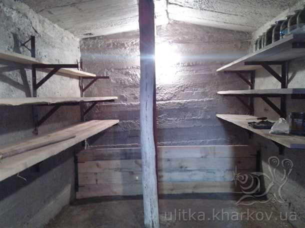 2. Полки на напольной подставке