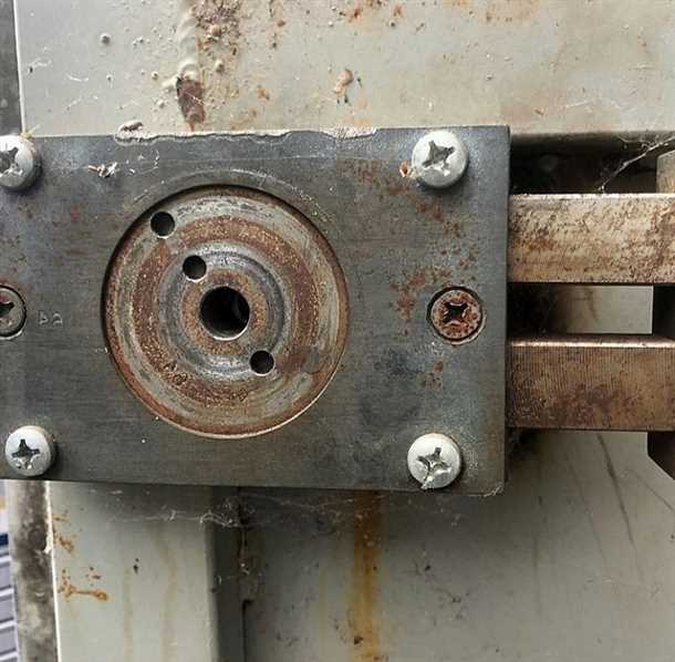 Вскрытие гаражного замка с помощью отмычки