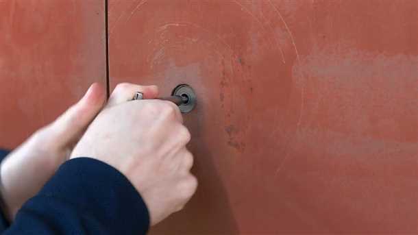 Безопасность при вскрытии гаражного замка