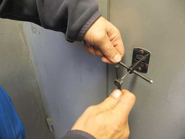 2. Использование отвертки и плоскогубцев