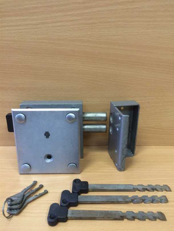 Вскрытие гаражного замка с помощью мастер-ключа