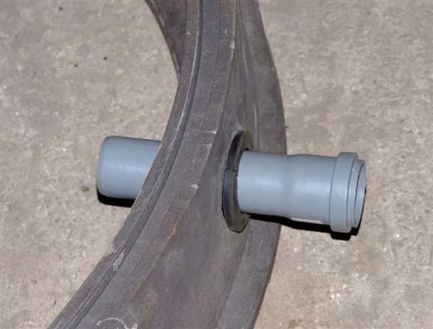 Методы и инструкции по герметизации ввода труб в колодец - надежная защита от протечек и снижение риска перетекания Как загерметизировать ввод трубы в колодец