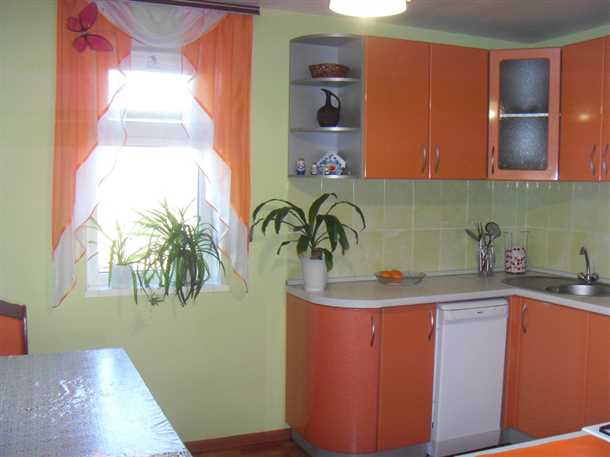 Варианты комбинирования обоев с оранжевой кухней