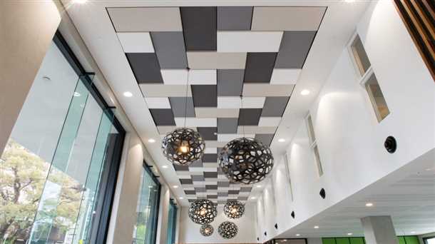 Преимущества кассетных потолков для ванных комнат