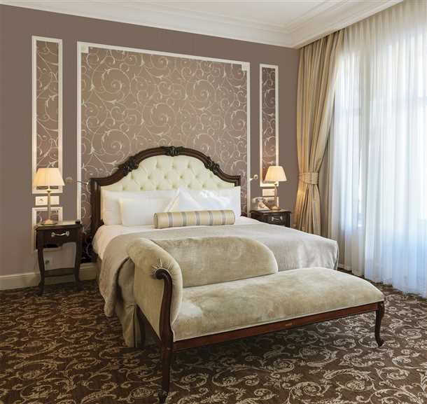 Выбор классических обоев для спальни