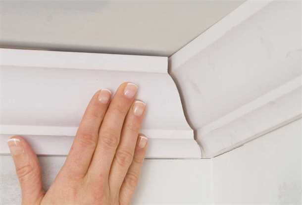 Техника клеевого монтажа потолочного плинтуса