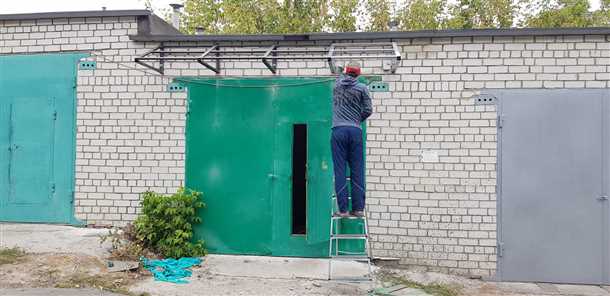 Установка козырька над гаражными воротами