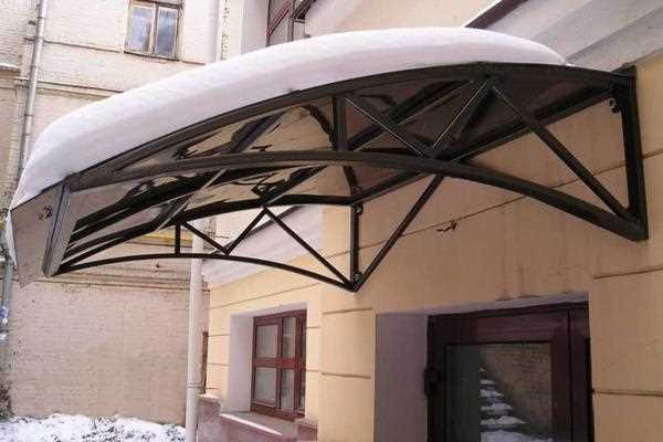 Козырек над крыльцом