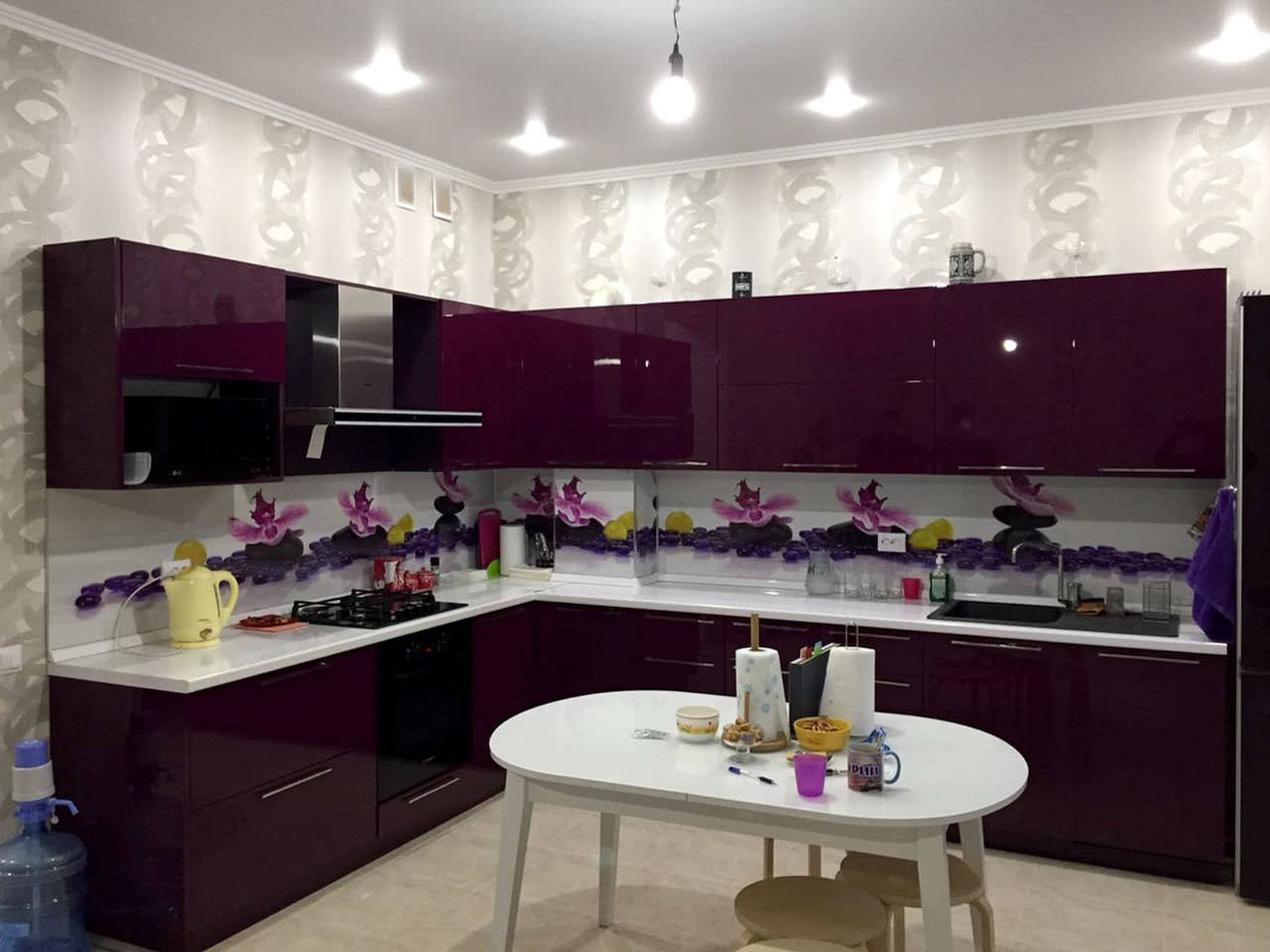 Кухня фиолетовая и какие обои