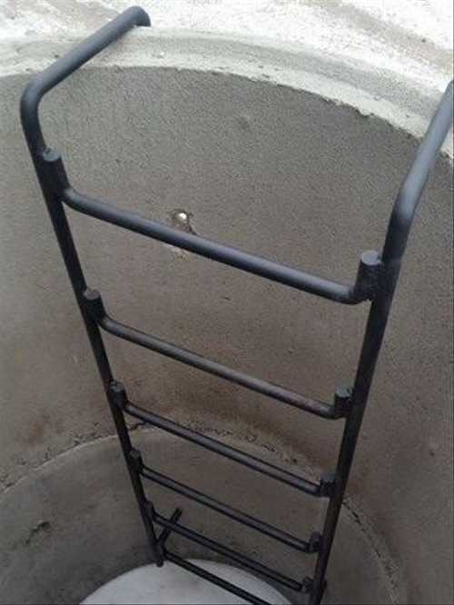 Процесс установки лестницы для колодца