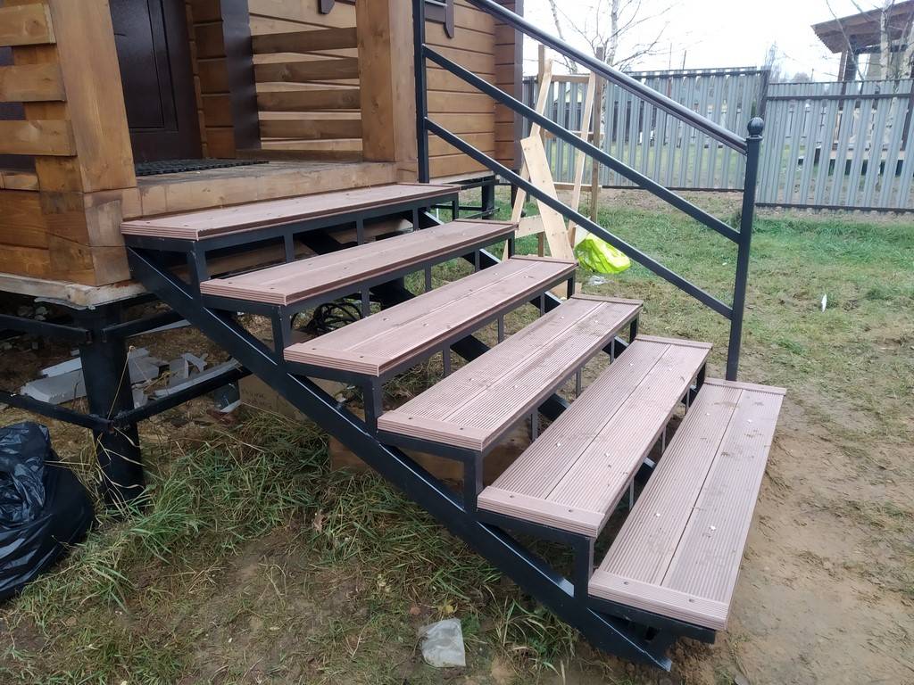 Металлическое крыльцо