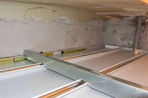 Монтаж потолка в ванной