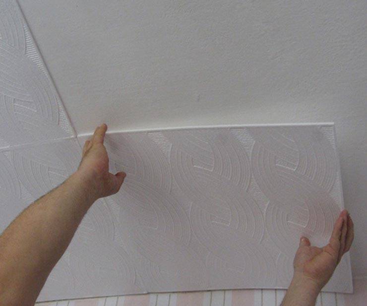 Какие варианты клеев подходят для установки потолочной плитки на обои? Можно ли клеить потолочную плитку на обои