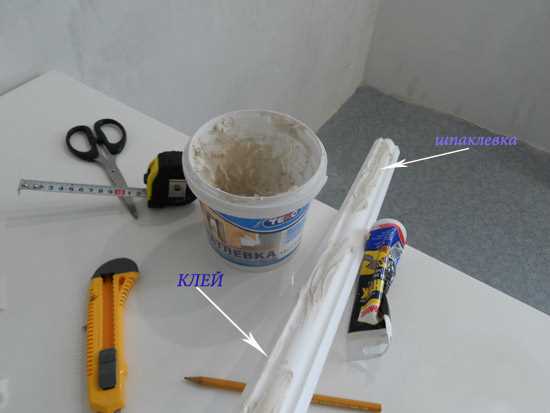 На что клеить плинтус потолочный