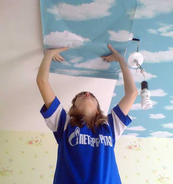 Советы по уходу за обоями на потолке