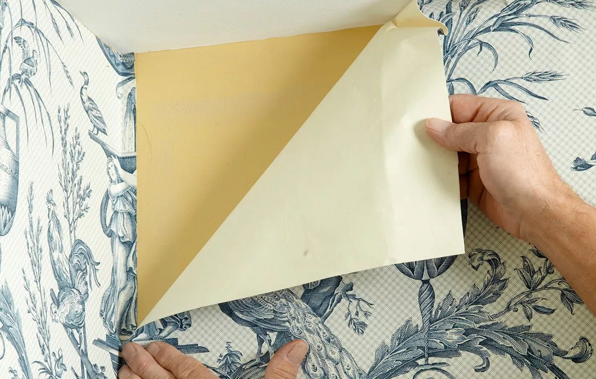 Различные материалы для наклейки широких обоев