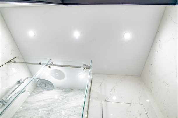 Потолки ванной комнаты: преимущества и особенности