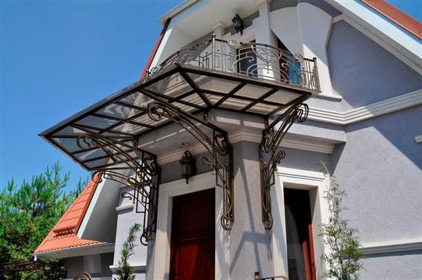 Навес над балконом: все, что нужно знать о выборе и монтаже