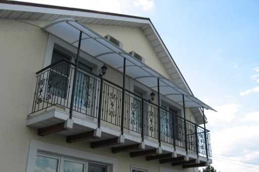 Какая стоимость установки навеса над балконом?