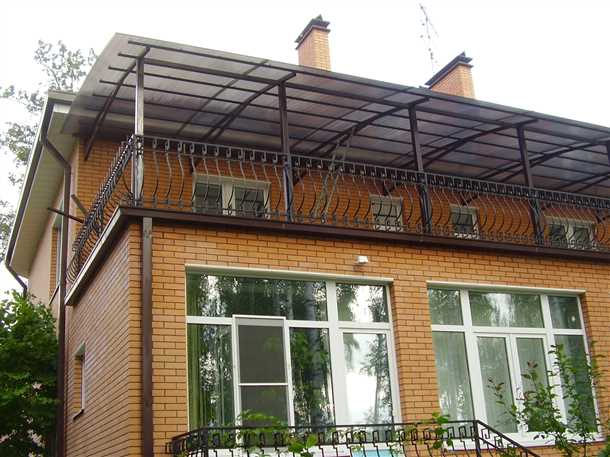 Навес над балконом: создание и преимущества Навес над балконом
