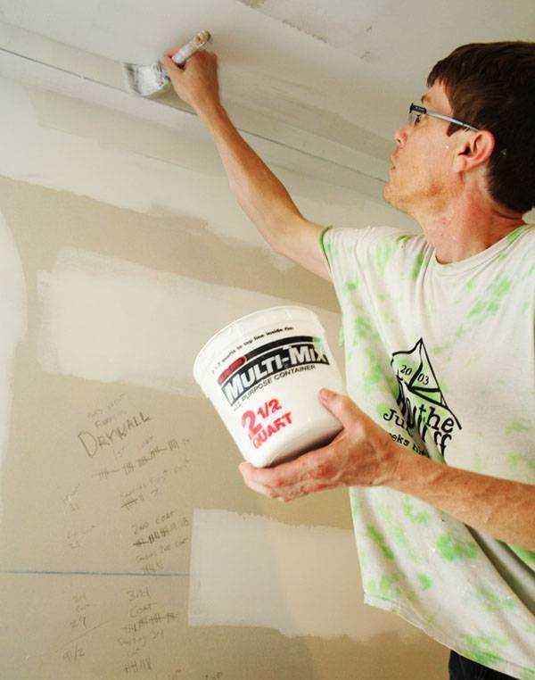 Рекомендации экспертов по грунтовке гипсокартона перед поклейкой обоев