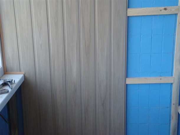 Облицовка балкона пластиковыми панелями: преимущества, выбор материала и способы монтажа