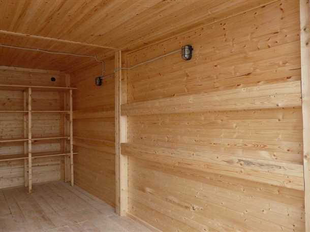 2. Облицовка гаража вагонкой с вертикальным расположением панелей