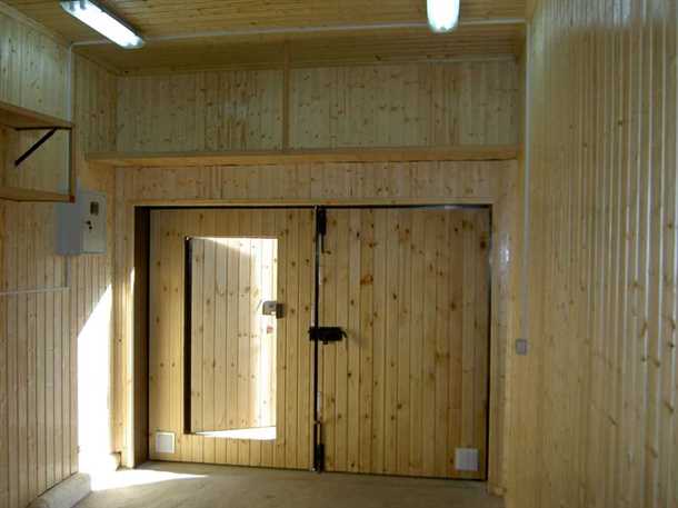 Преимущества облицовки стен гаража вагонкой