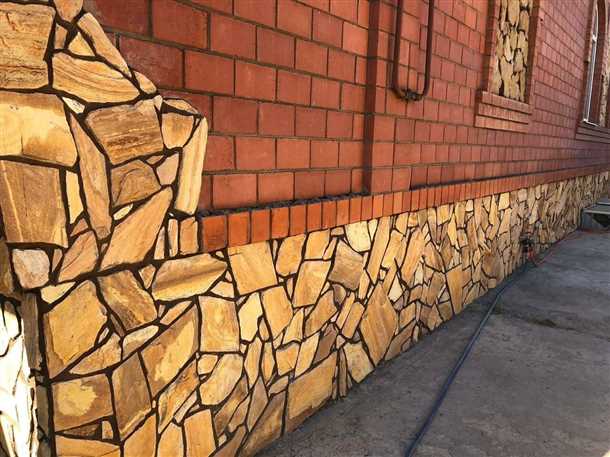 Облицовка цоколя натуральным камнем