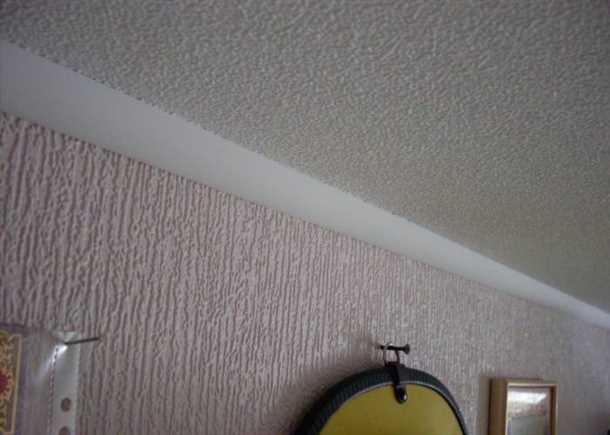 Техника укладки флизелиновых обоев на потолок