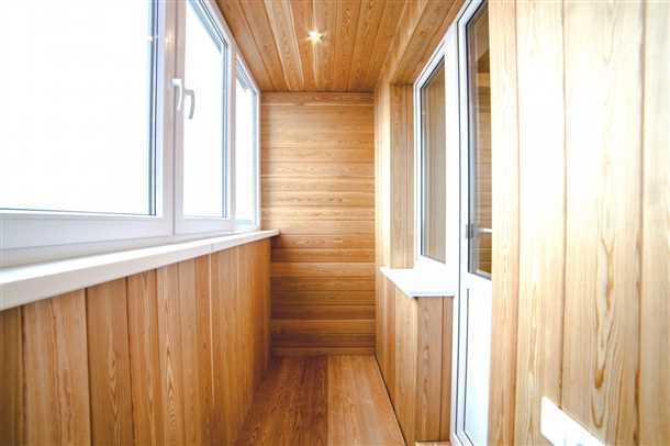 Преимущества обшивки лоджии деревянными панелями