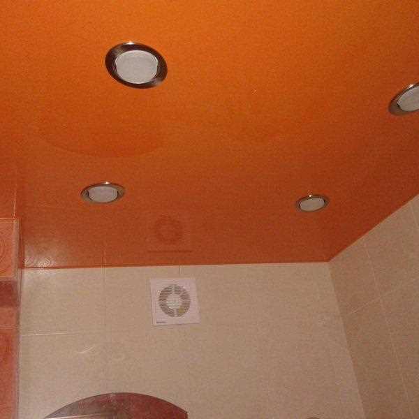 Уход и чистка оранжевого натяжного потолка