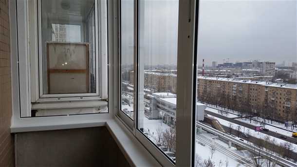 Установка остекления балкона зимой: