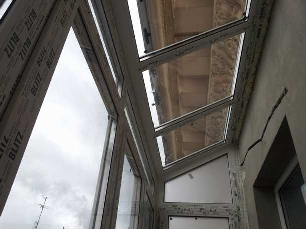 Разновидности остекления балконов с крышей