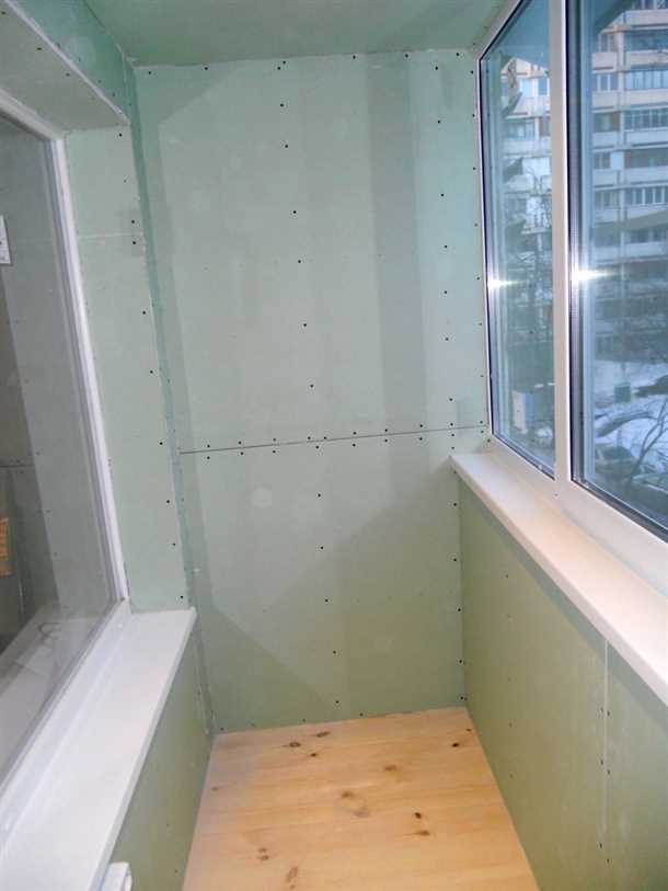 Почему выбирают отделку балкона гипсокартоном?