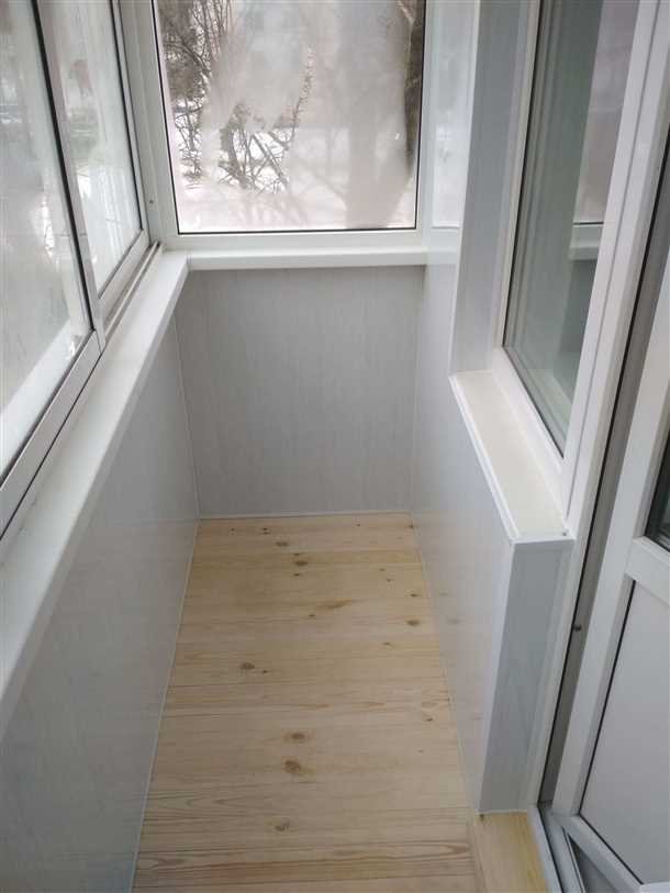 Преимущества отделки балкона пластиком