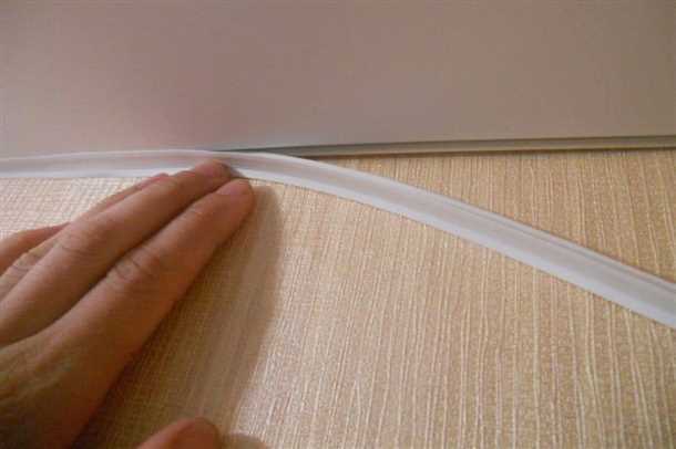 Технические характеристики плинтусов для натяжных потолков