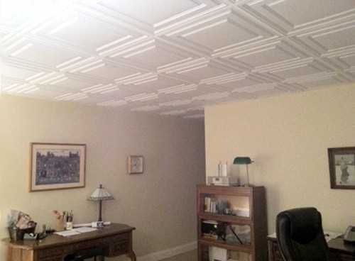 Установка полиуретановой плитки на потолок ванной комнаты